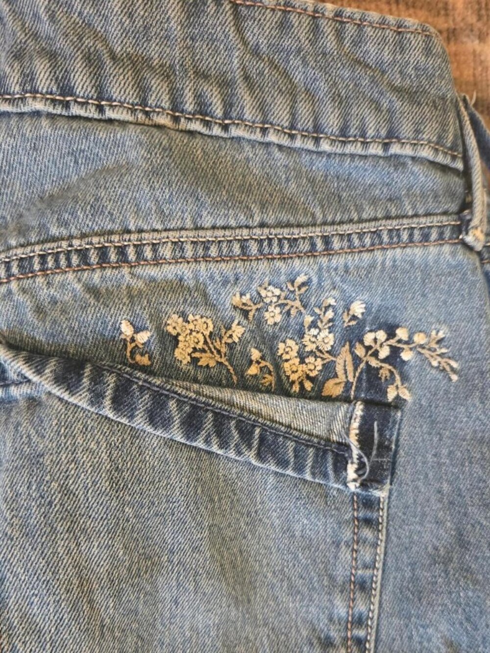 Hollister Low Rise Embroidered Jeans - Picture 3 of 4